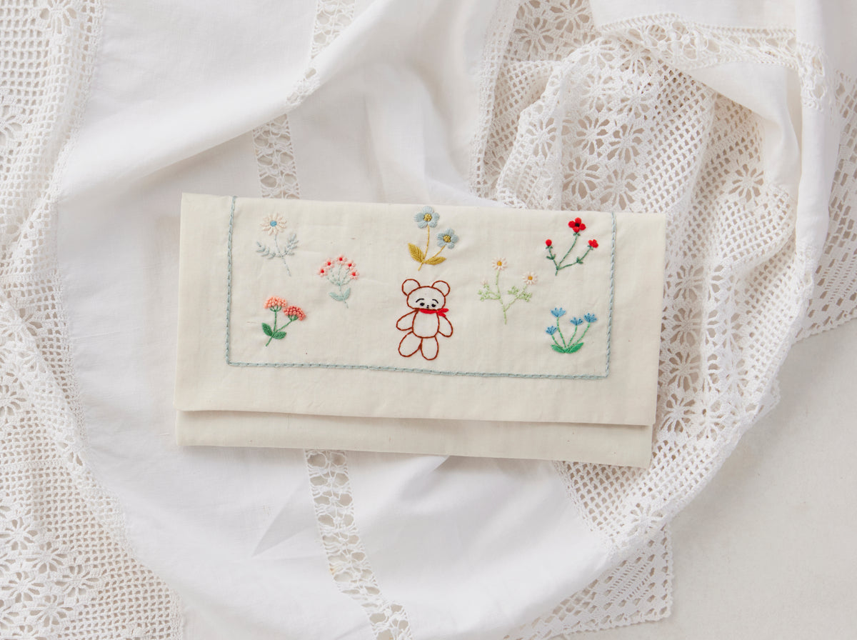 Kanae Entaniさんのやさしい刺繍 くまのフラップポーチ - CRAFTING