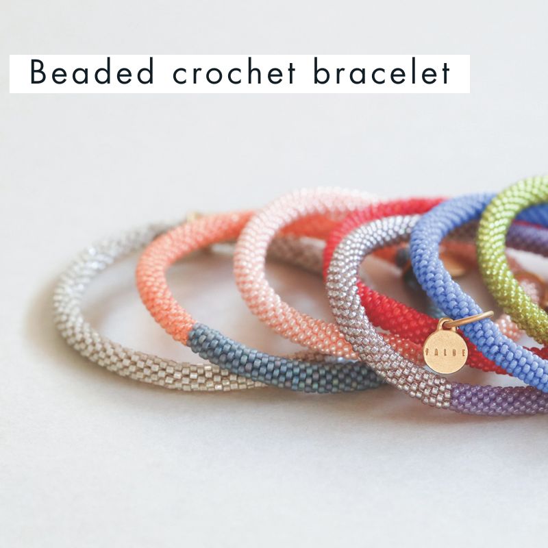 手もとを彩る、しなやかなビーズクロッシェブレスレット