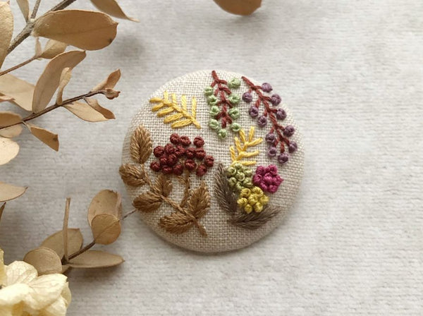 tomoの刺繍ハンドメイド刺繍ブローチ お花と木の実① 中サイズ2