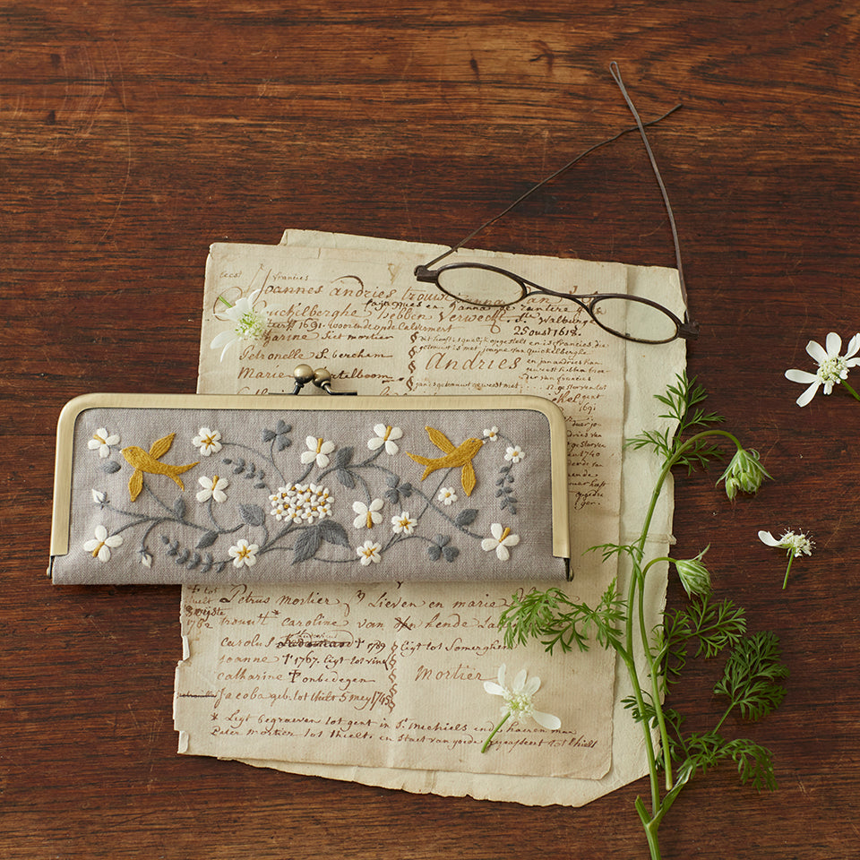 
                  
                    四季の草花を楽しむボタニカル刺繍　《夏の草花　がま口カードケース》
                  
                