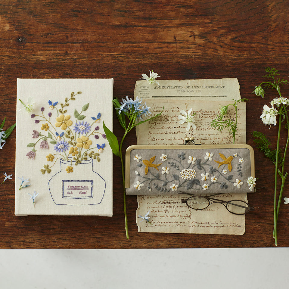 
                  
                    四季の草花を楽しむボタニカル刺繍　《夏の草花　がま口カードケース》
                  
                