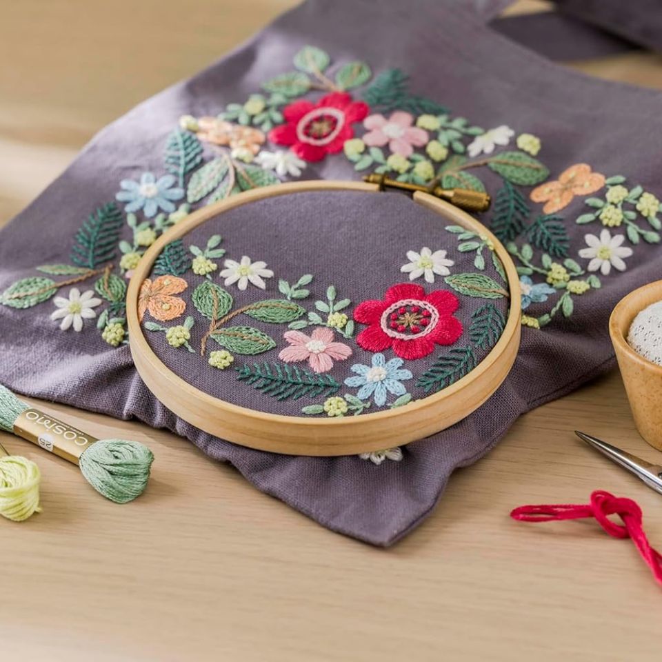 
                  
                    yulaのこころ躍る草花刺繍 刺しゅうキット 「夜の森のパーティー」
                  
                