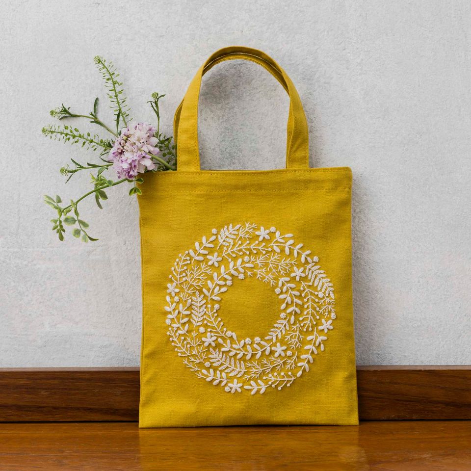 yulaのこころ躍る草花刺繍 刺しゅうキット「陽だまりのリース」