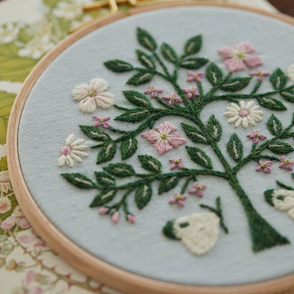 CRAFTING | マカベアリスさんのウール刺繍〈Blooming tree ー花咲く木ー〉