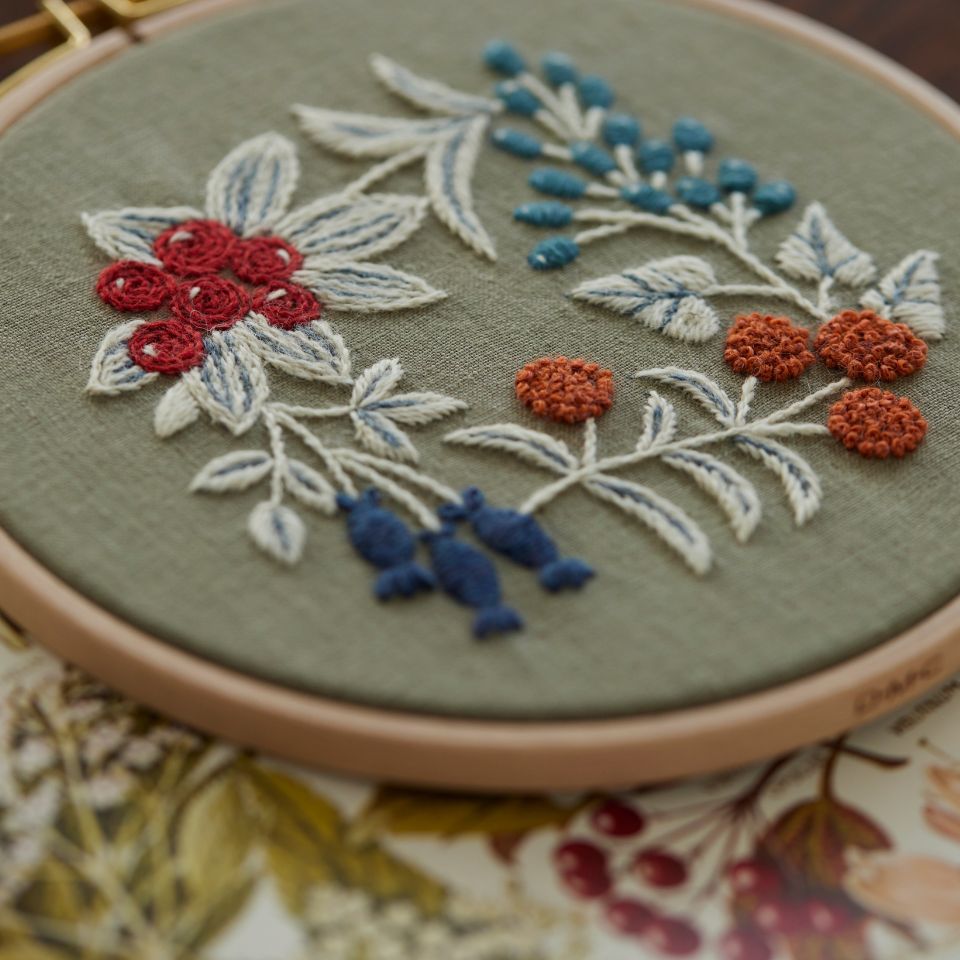 
                  
                    マカベアリスさんのウール刺繍〈White season  ー白い季節ー〉
                  
                