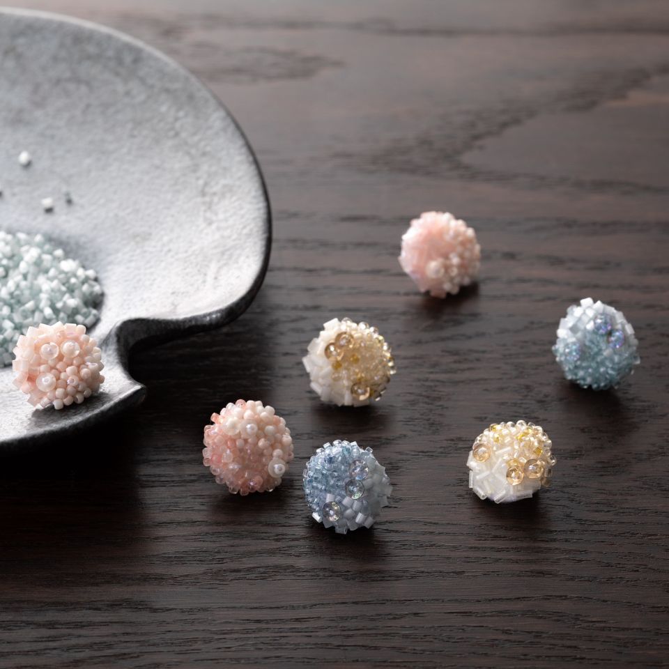 草木染めガラスビーズでつくる刺繍のイヤリングキット（黄色）