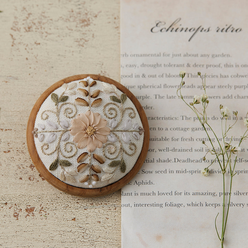 CRAFTING | makimakiさんの花刺繍 《ブローチ 大》