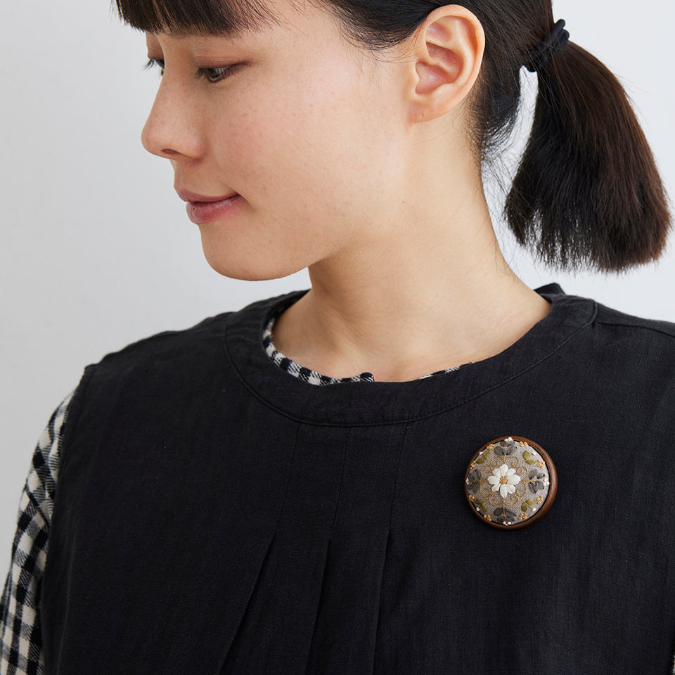 
                  
                    makimakiさんの花刺繍　《ブローチ　小》
                  
                