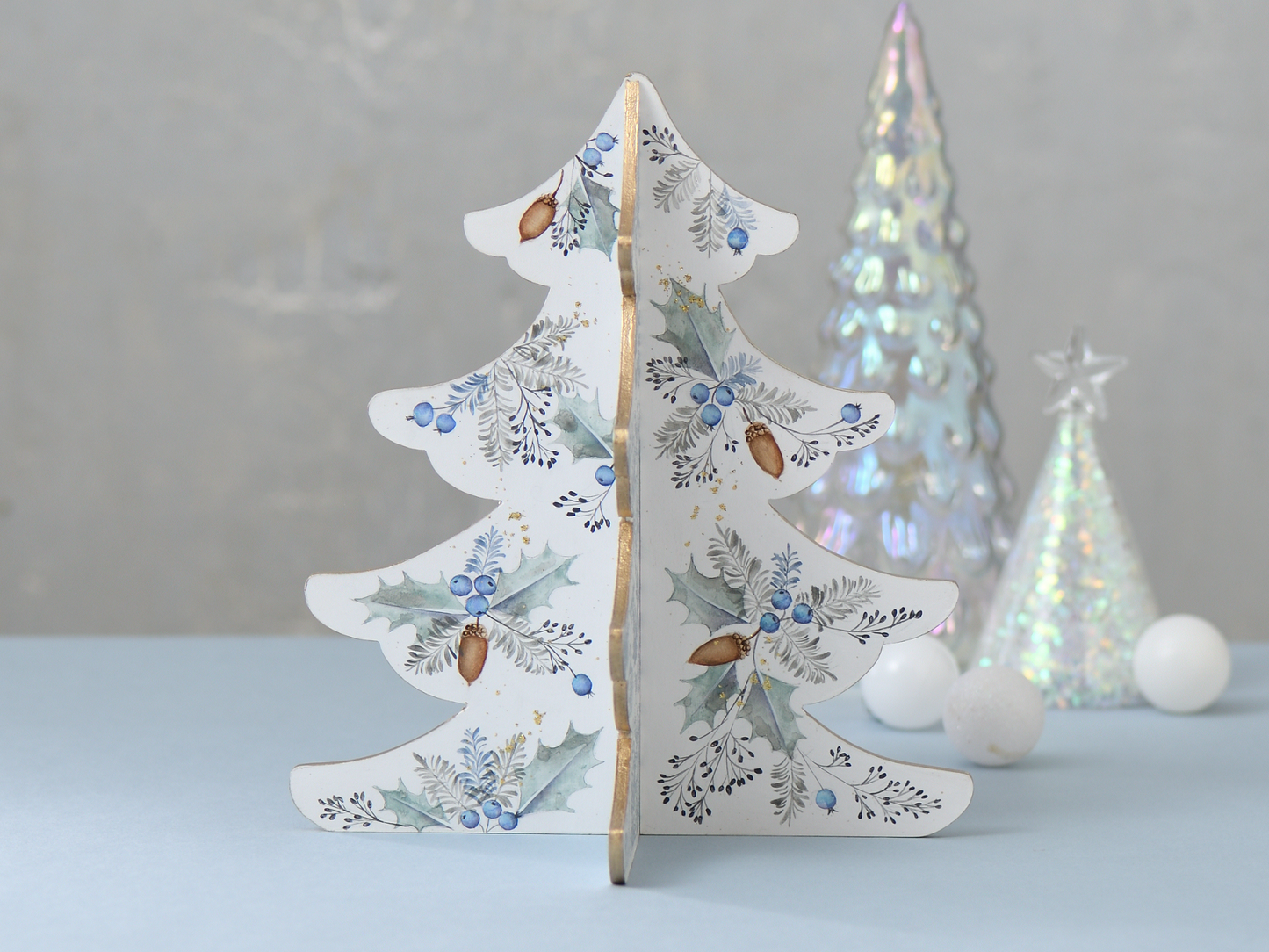 
                  
                    川島詠子の「水彩画風のにじみを楽しむ ヒイラギとドングリのクリスマスツリー」を描く
                  
                