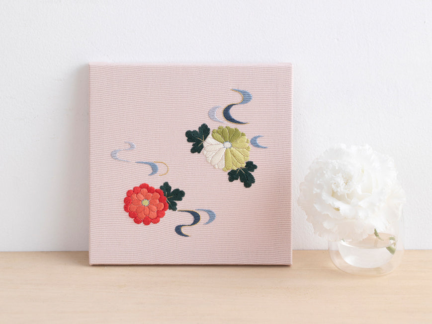 
                  
                    日本刺繍パネル［流水に菊］
                  
                