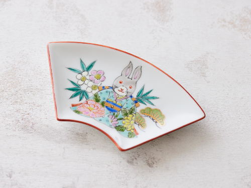 盛り絵の具で描くウサギの扇皿