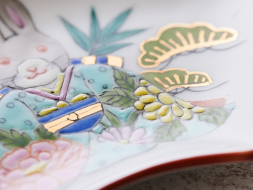 
                  
                    盛り絵の具で描くウサギの扇皿
                  
                