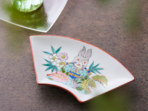 CRAFTING | ポーセラーツ＆キルンアート｜盛り絵の具で描くウサギの扇皿