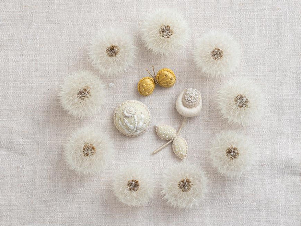 羊毛で作る ふんわり優しい花ブローチキット CRAFTING