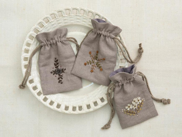 リボンと刺しゅう糸で繊細に描く花刺繍 小さな巾着袋 - CRAFTING