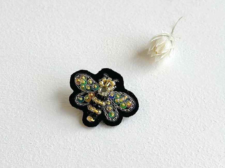 
                  
                    金沢ミチヨさんのビーズ刺繍《ミツバチブローチ》
                  
                